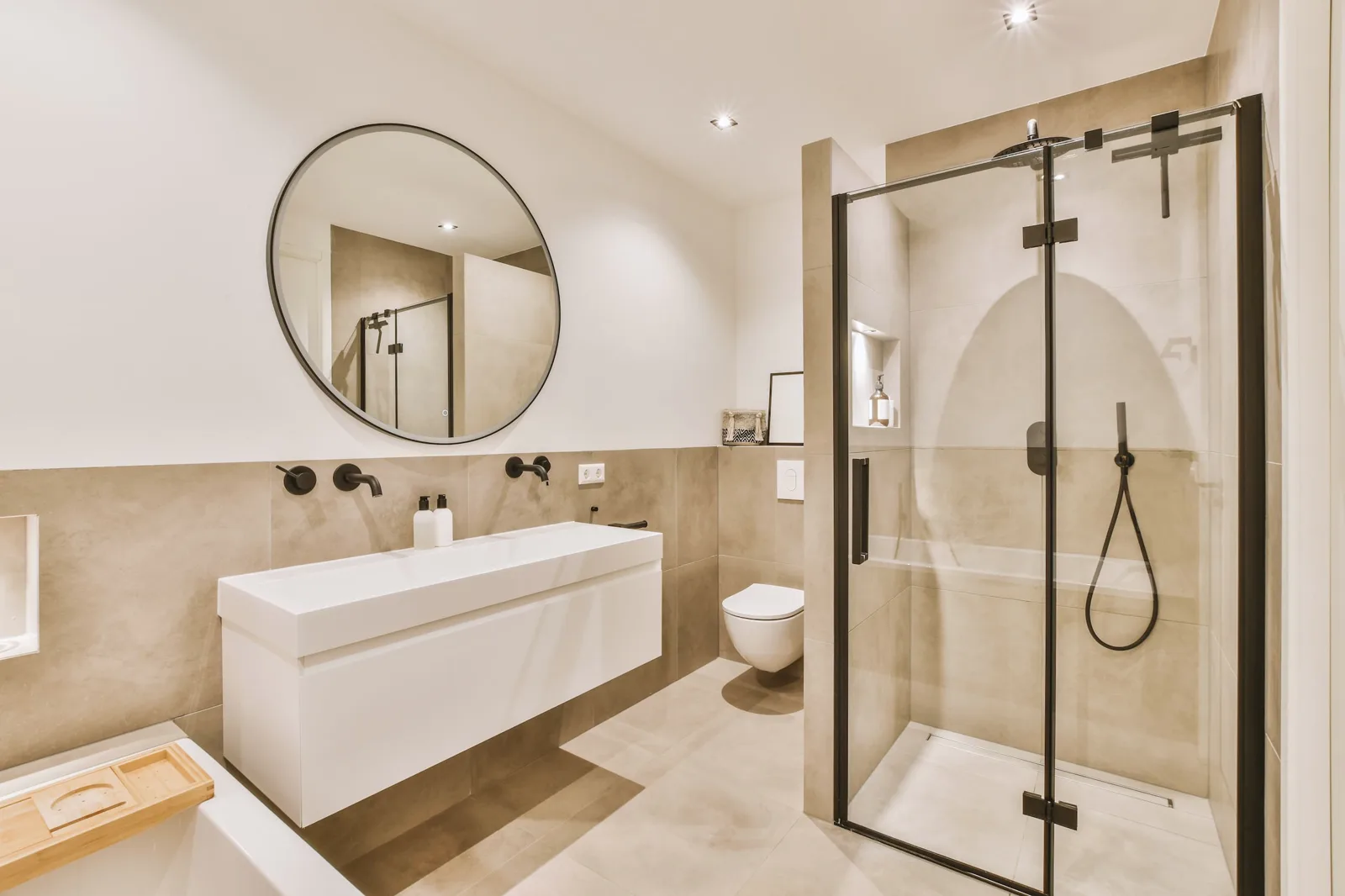 Modernes, helles Badezimmer mit Walk-in-Dusche und runder Spiegelfläche